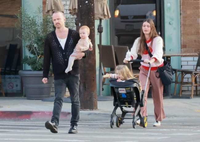 Aaron y Lauren Paul paseando con su hijo Ryden y su hija Story Annabelle