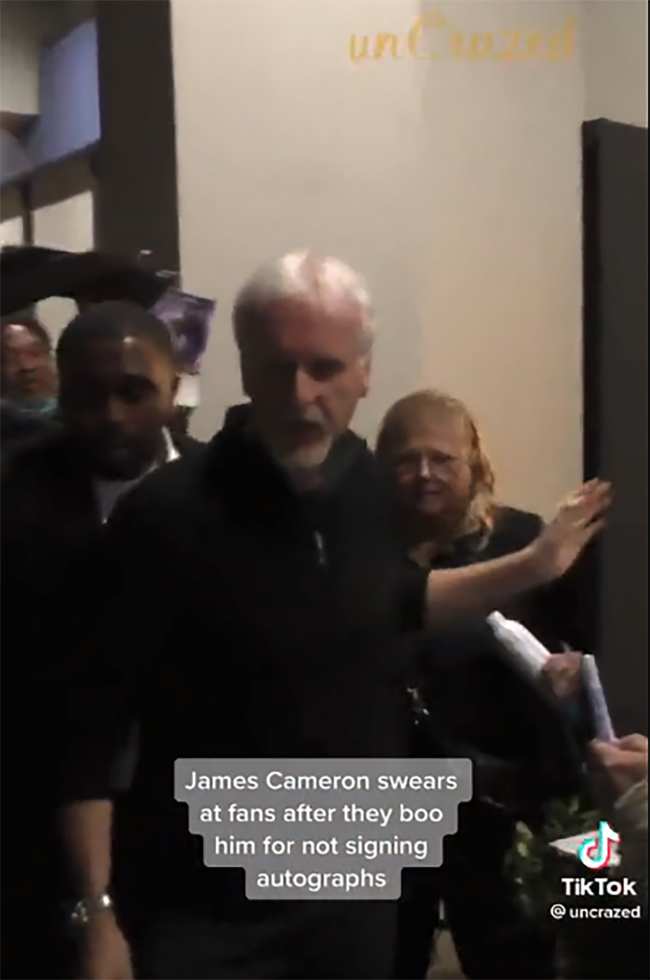              James Cameron se nego a detenerse para una multitud de fanaticos que buscaban autografos en Los Angeles durante el fin de semana            