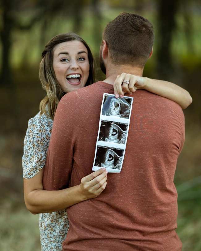             La estrella de 19 Kids and Counting y su esposa compartieron que su bebe nacera en mayo            