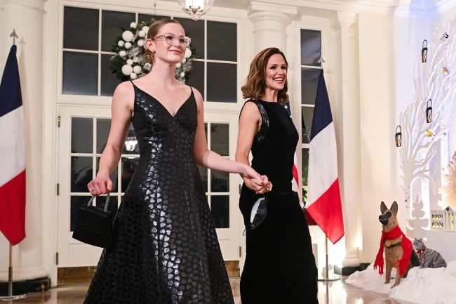              Jennifer Garner y su hija Violet se tomaron de la mano en la cena de Estado de la Casa Blanca            