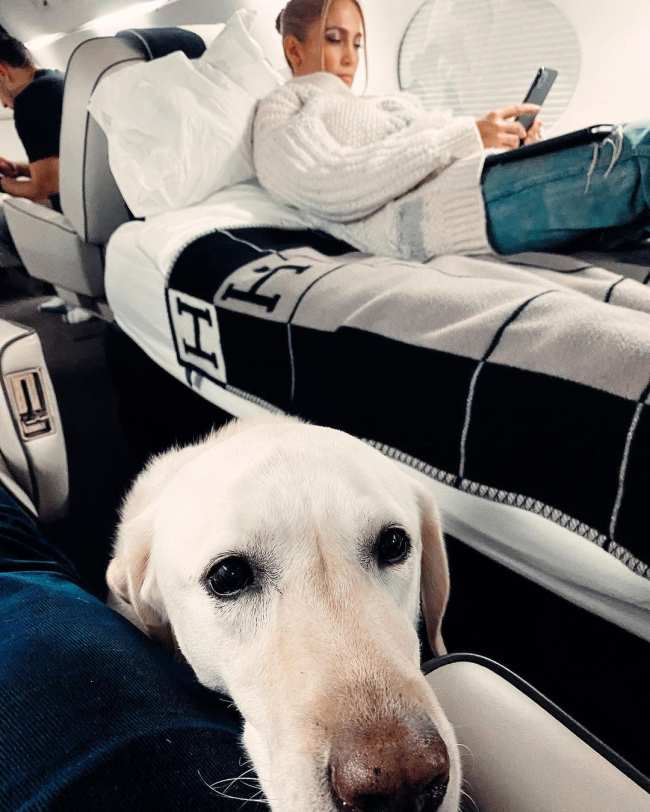              En una foto de Instagram de 2020 compartida por su ex Alex Rodriguez Lopez descansaba sobre una manta Hermes a bordo de un avion privado            