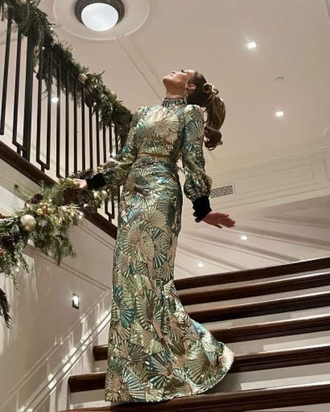 Jennifer Lopez en las escaleras con un vestido de lentejuelas