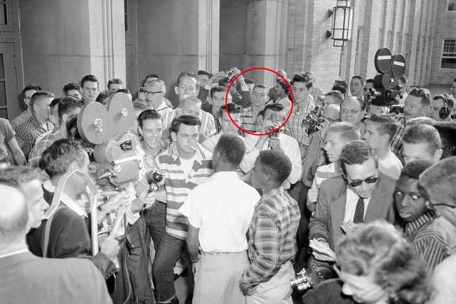              Jones de 14 anos se ve en la imagen capturada en una escuela de Arkansas en 1957            