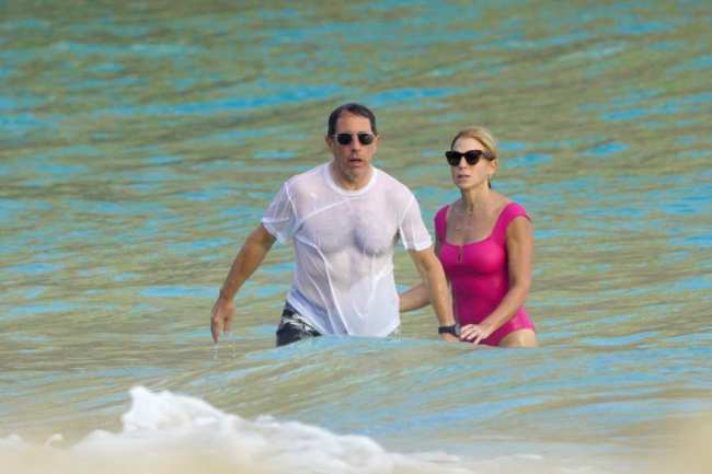 Jerry y Jessica Seinfeld en el agua de la playa en St Barts
