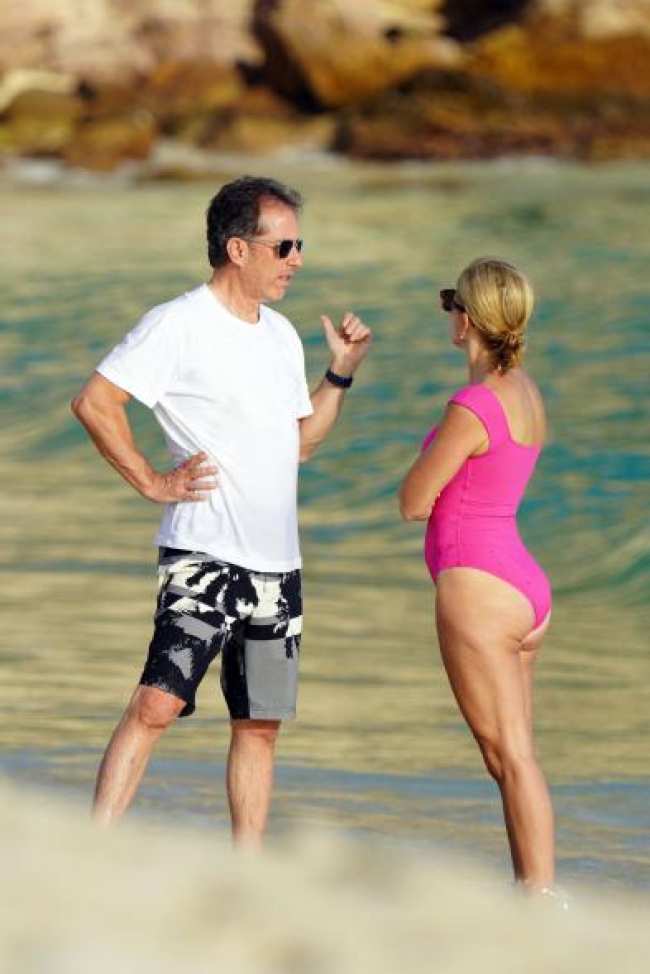 Jerry y Jessica Seinfeld conversando en la playa de St Barts