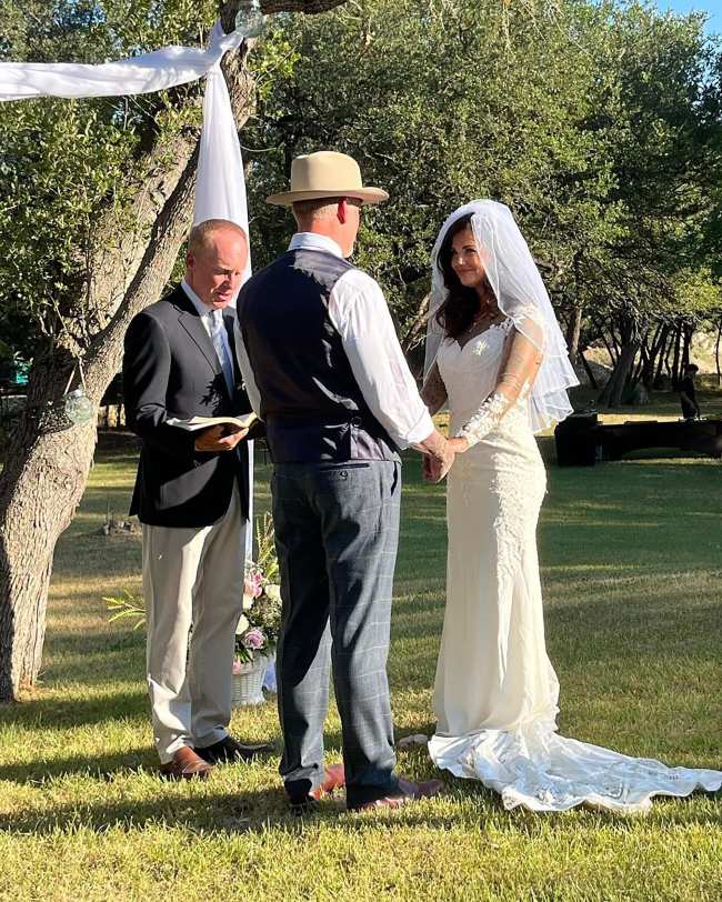              James y Rotten se casaron en una ceremonia en un patio trasero en junio             
