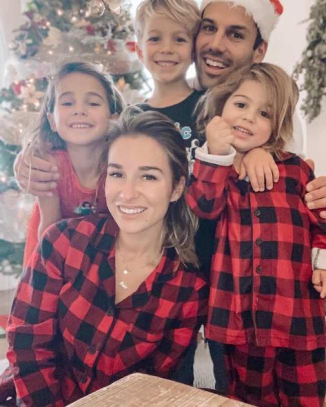 Jessie James Decker Eric Decker y sus tres hijos posan en pijama frente a un arbol de Navidad