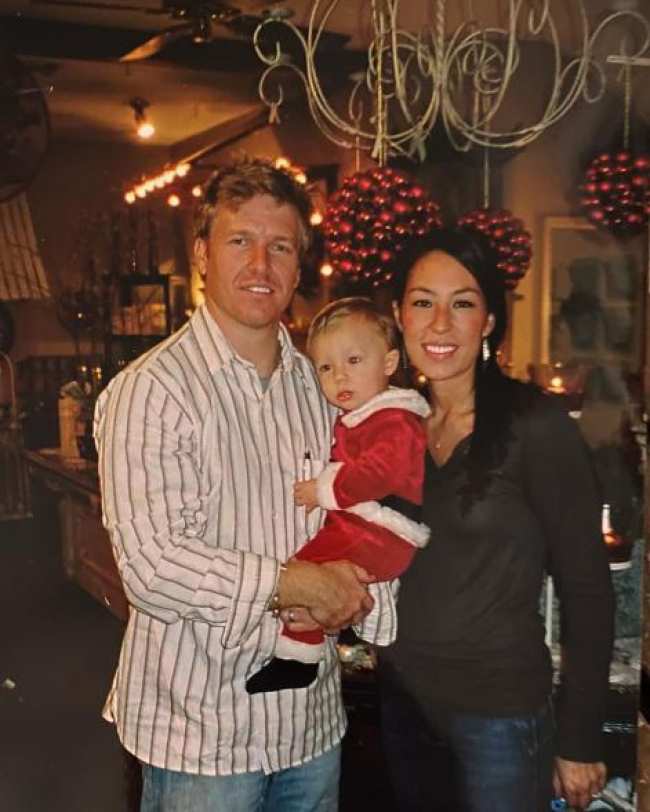 Chip y Joanna Gaines con su hijo