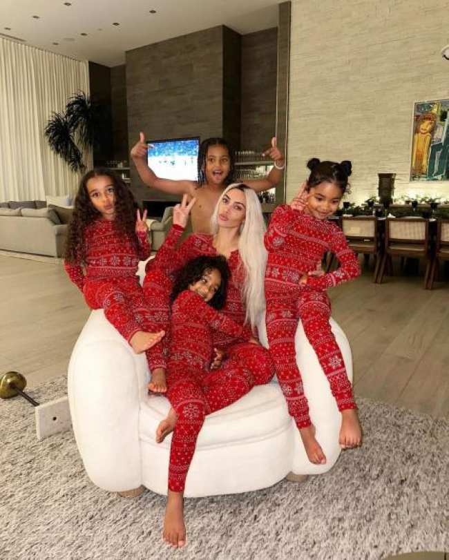Kim Kardashian y sus hijos en pijamas navidenos a juego