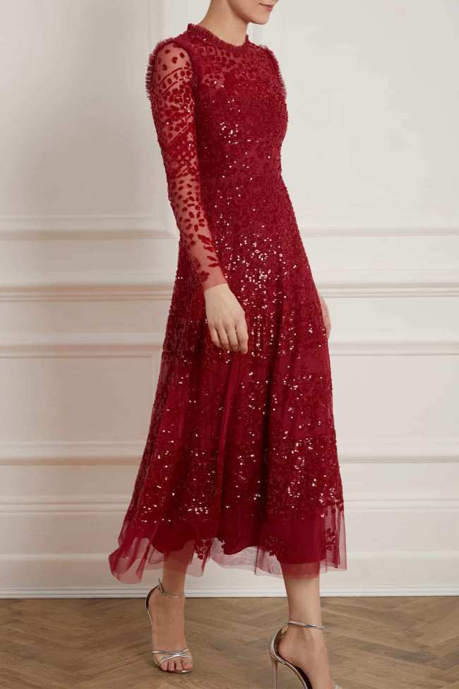              El vestido de Needle  Thread presenta lentejuelas tonales sobre tul rojo cereza            