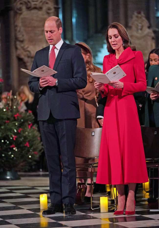              La entonces duquesa de Cambridge asistio al servicio de villancicos del ano pasado con un look rojo brillante            