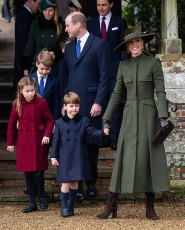 El principe George la princesa Charlotte el principe William el principe de Gales el principe Louis y Catherine la princesa de Gales asisten al servicio del dia de Navidad en la iglesia de Sandringham