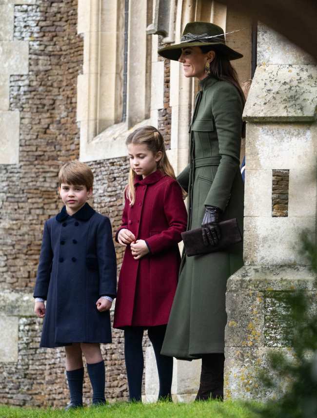              La princesa Charlotte y su hermano de 4 anos se hermanaron con el mismo abrigo            