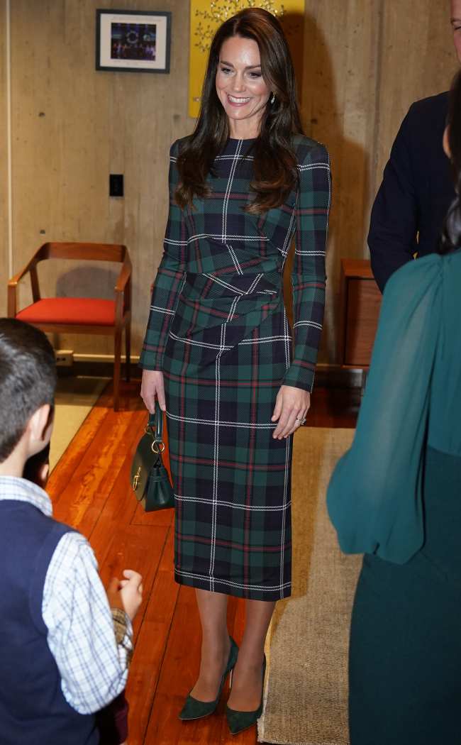              La princesa de Gales lucio festiva con un vestido a cuadros de Burberry ayer            