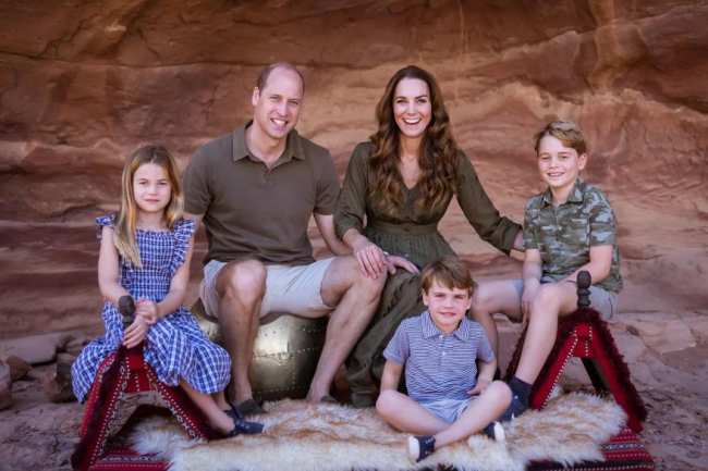 El Principe y la Princesa de Gales posando con sus hijos para una tarjeta navidena