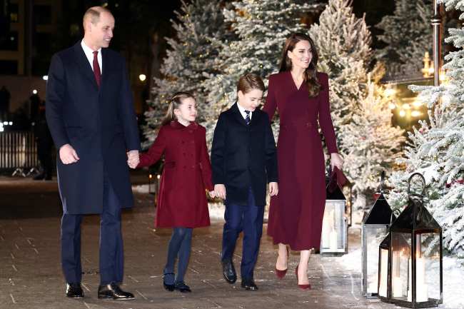              El Principe William y la Princesa de Gales acompanaron a dos de sus hijos al concierto            