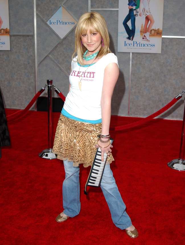              Ashley Tisdale sacudio regularmente la apariencia a principios de la decada de 2000            
