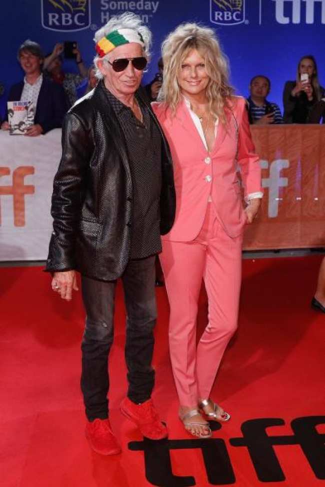 Keith Richards y Patti Hansen en una alfombra roja