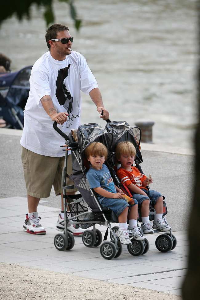 Kevin Federline empujando a sus hijos Sean Preston y Jayden James en un cochecito