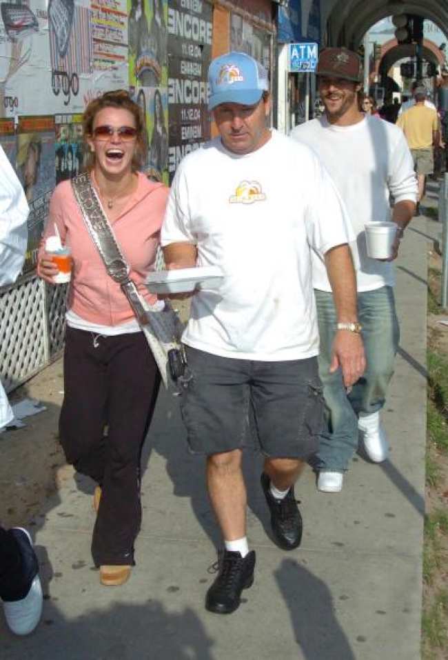 Britney Spears riendo mientras camina junto a Jamie Spears