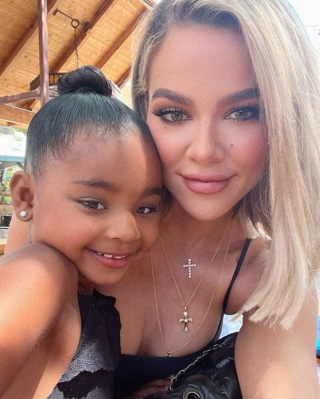              Kardashian y Thompson comparten dos hijos una hija True en la foto y un hijo nacido a principios de este ano a traves de un sustituto            