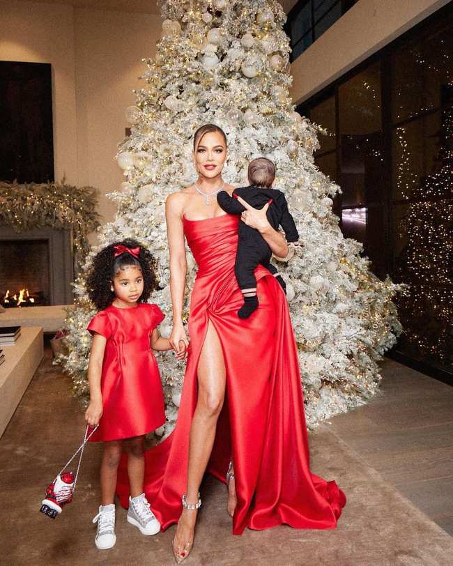              Khloe Kardashian poso con su hijo de 4 meses y su hija de 4 anos True            