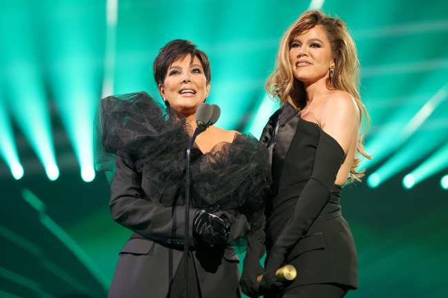              Khloe Kardashian revelo la razon por la que se retraso con su madre en el escenario de los Peoples Choice Awards            