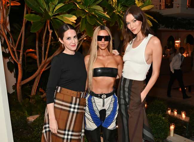              Kardashian poso con la editora en jefe de W Sara Monves y la modelo Karlie Kloss en la fiesta del brillo con Burberry            
