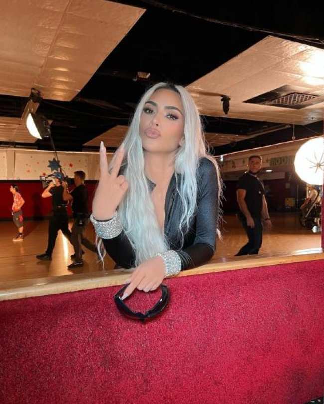 Kim Kardashian muestra el signo de la paz
