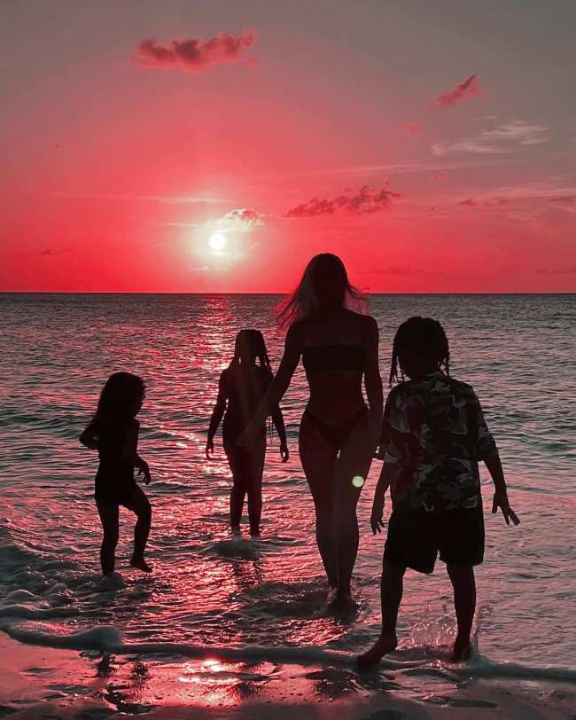Kim Kardashian y sus hijos en la playa
