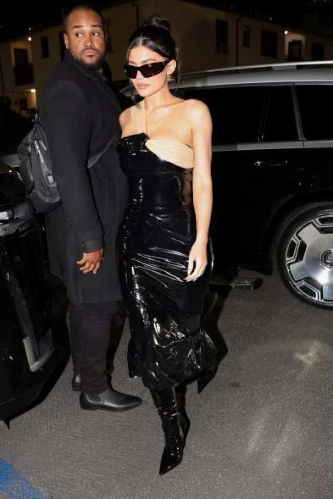 Kylie Jenner deslumbro con un vestido negro en la fiesta