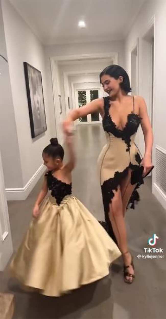 Kylie Jenner y Stormi con vestidos de Mugler