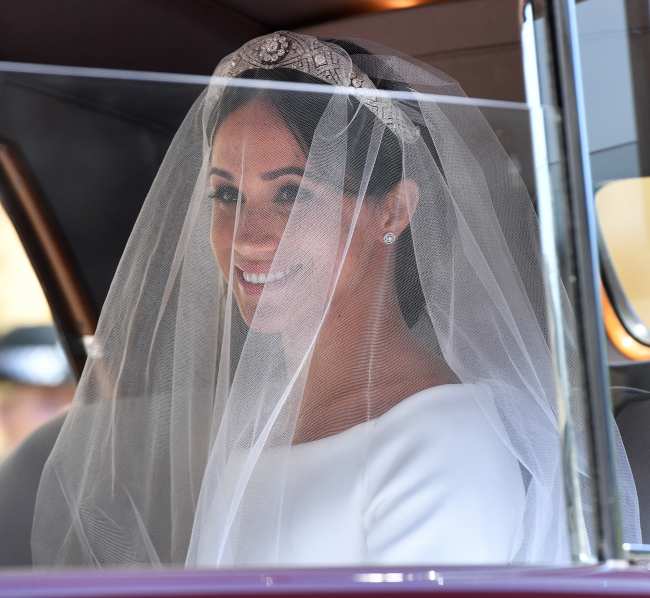              La duquesa uso la tiara bandeau de diamantes de la reina Maria el dia de su boda            