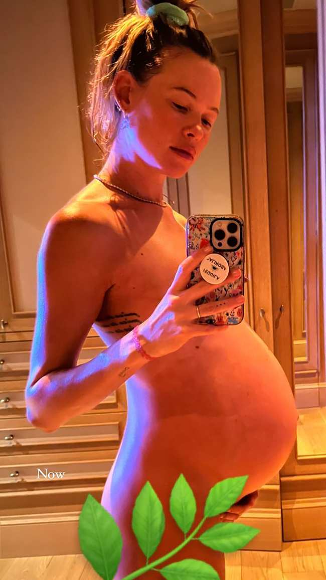              La embarazada Behati Prinsloo publico una selfie desnuda antes de su tercer bebe            