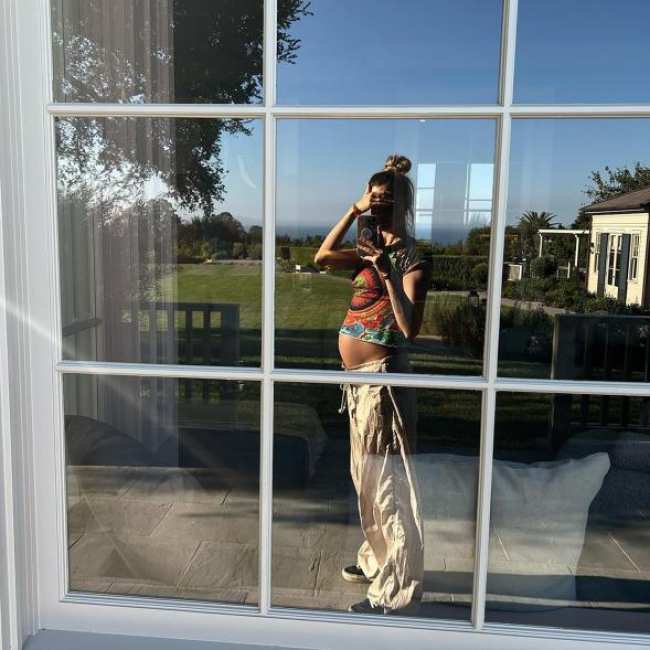 Behati Prinsloo embarazada muestra su panza en una selfie en el espejo