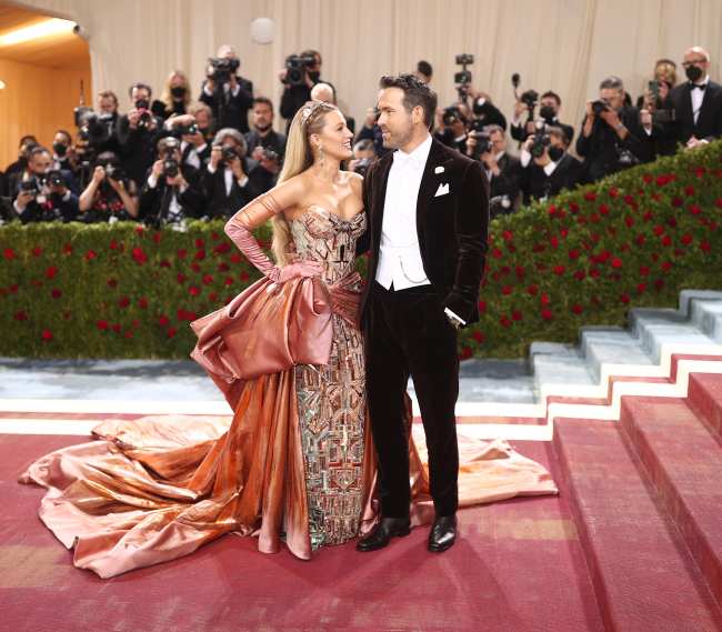              Lively critico a su esposo Ryan Reynolds por quitarse los zapatos de la nueva foto            