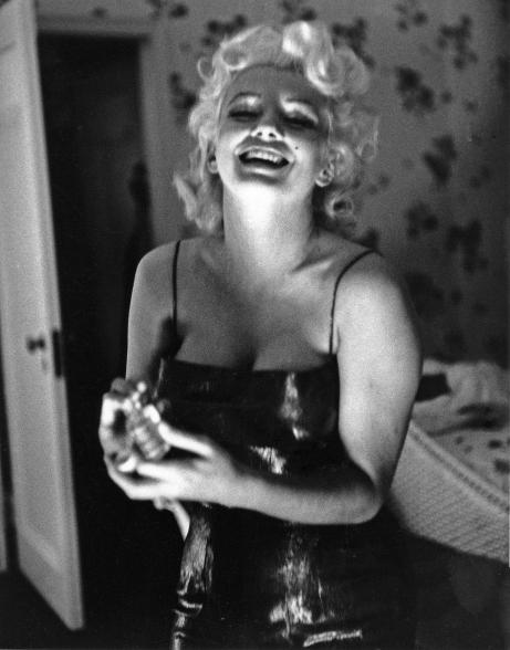 Marilyn Monroe rociando perfume