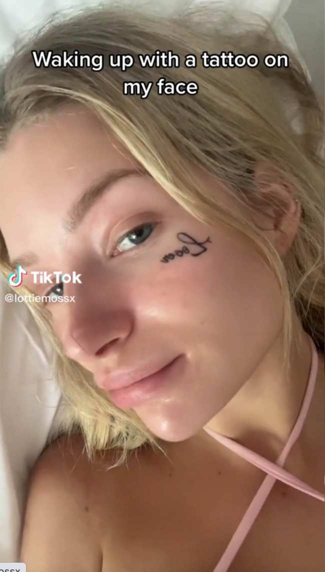              Lottie mostro a sus seguidores de TikTok el proceso de hacerse el tatuaje y su reaccion             