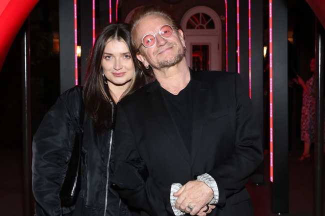 Eve Hewson posa para una foto con papa Bono