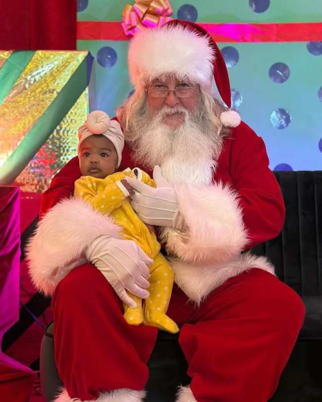 Bebe Onyx sentado en el regazo de Papa Noel