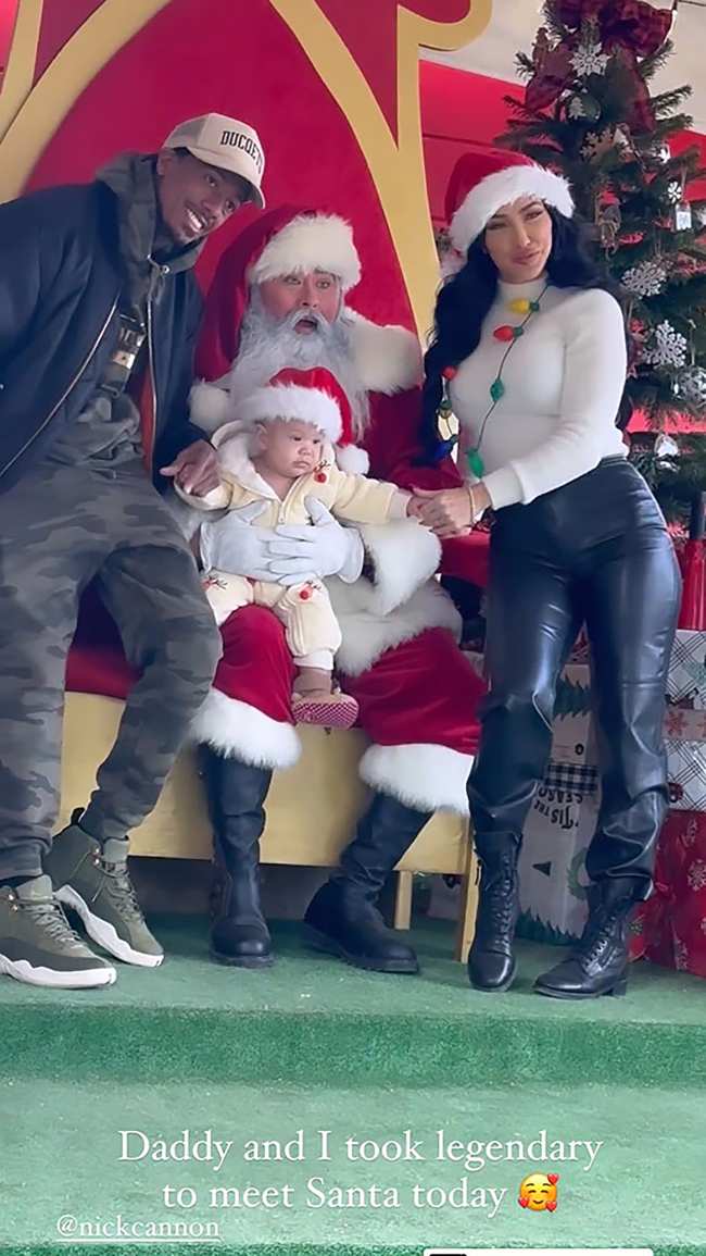              El presentador de Masked Singer se unio a Bre Tiesi y su bebe para tomarse una foto con Santa            