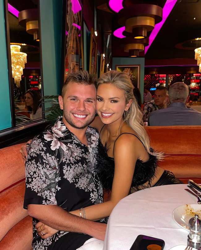 Emmy Medders y Chase Chrisley sonriendo juntos en un restaurante