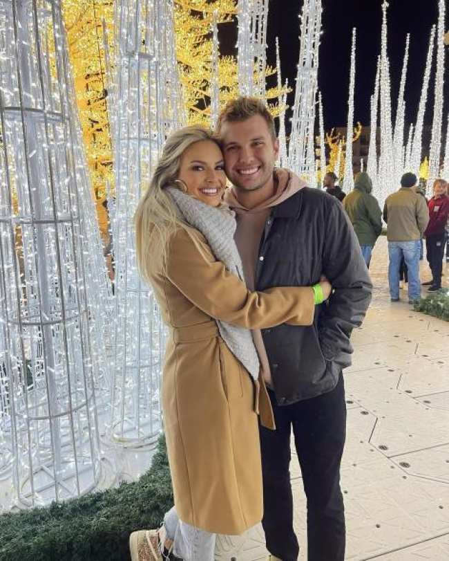 Emmy Medders y Chase Chrisley abrazandose