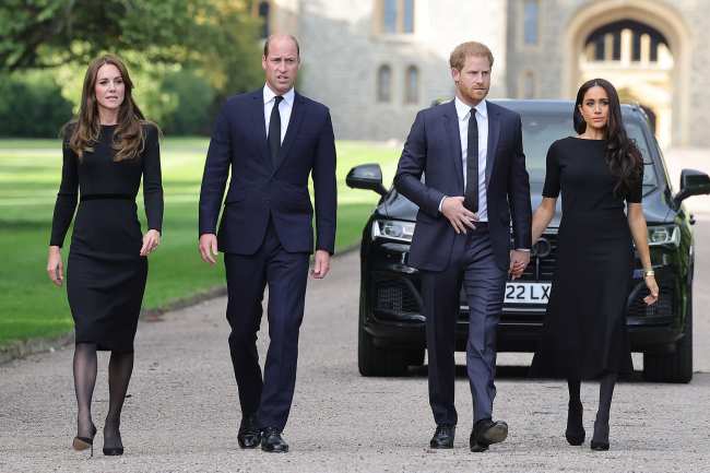              El principe Harry y Meghan Markle se unieron con el principe William y la princesa Kate tras la muerte de la reina Isabel en septiembre             
