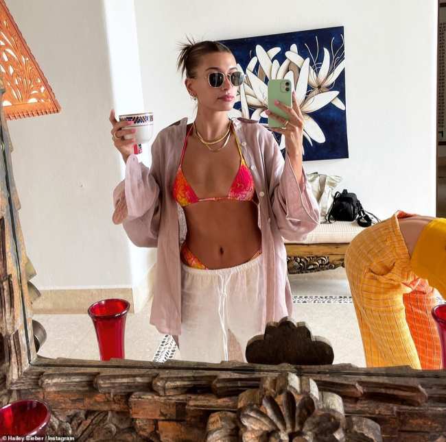              Hailey Bieber uso su traje de neon para un viaje de chicas a Mexico con Kendall quien lucio un bikini azul de Heavy Manners            