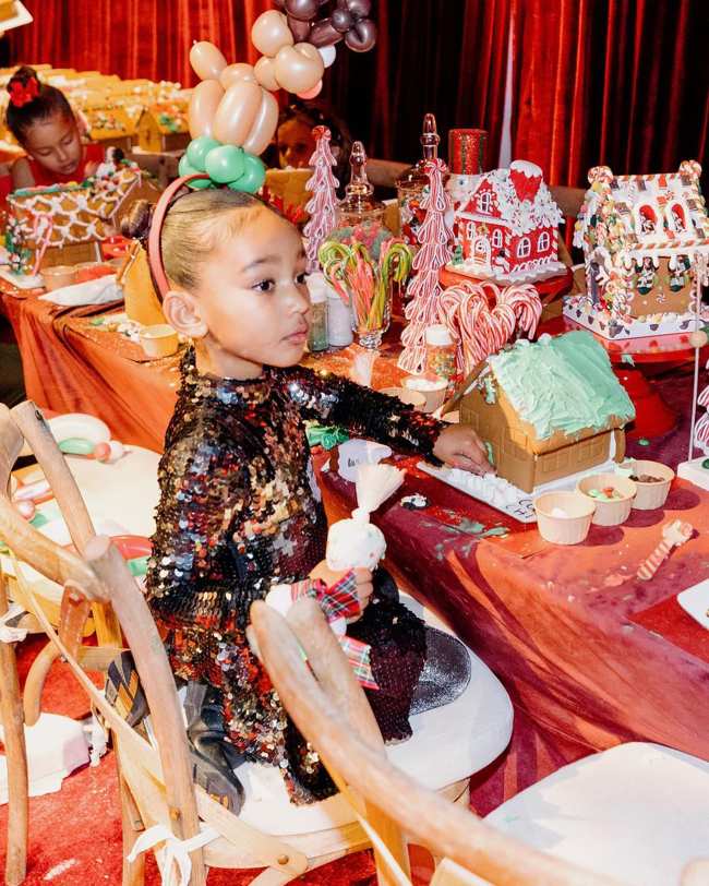              Los ninos de Kim lucieron lentejuelas metalicas para la fiesta de Nochebuena             