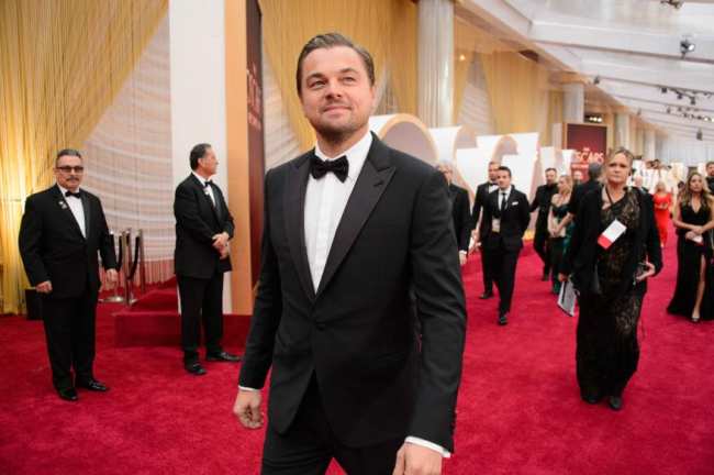 Leonardo DiCaprio posando para una alfombra roja