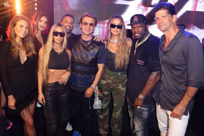             Kim y Khloe Kardashian festejaron con 50 Cent y varias celebridades en la fiesta Art Basel de Wayne y Cynthia Boich el viernes por la noche             
