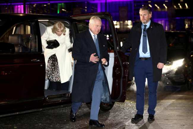La reina Camila y el rey Carlos III llegando al evento navideno