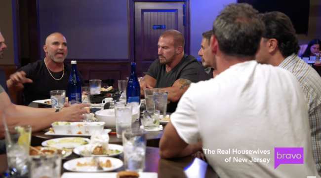 Una captura de pantalla de los esposos de RHONJ hablando en la cena